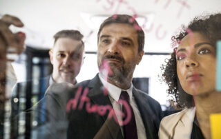 Riesgos psicosociales en equipos multigeneracionales - Novagés